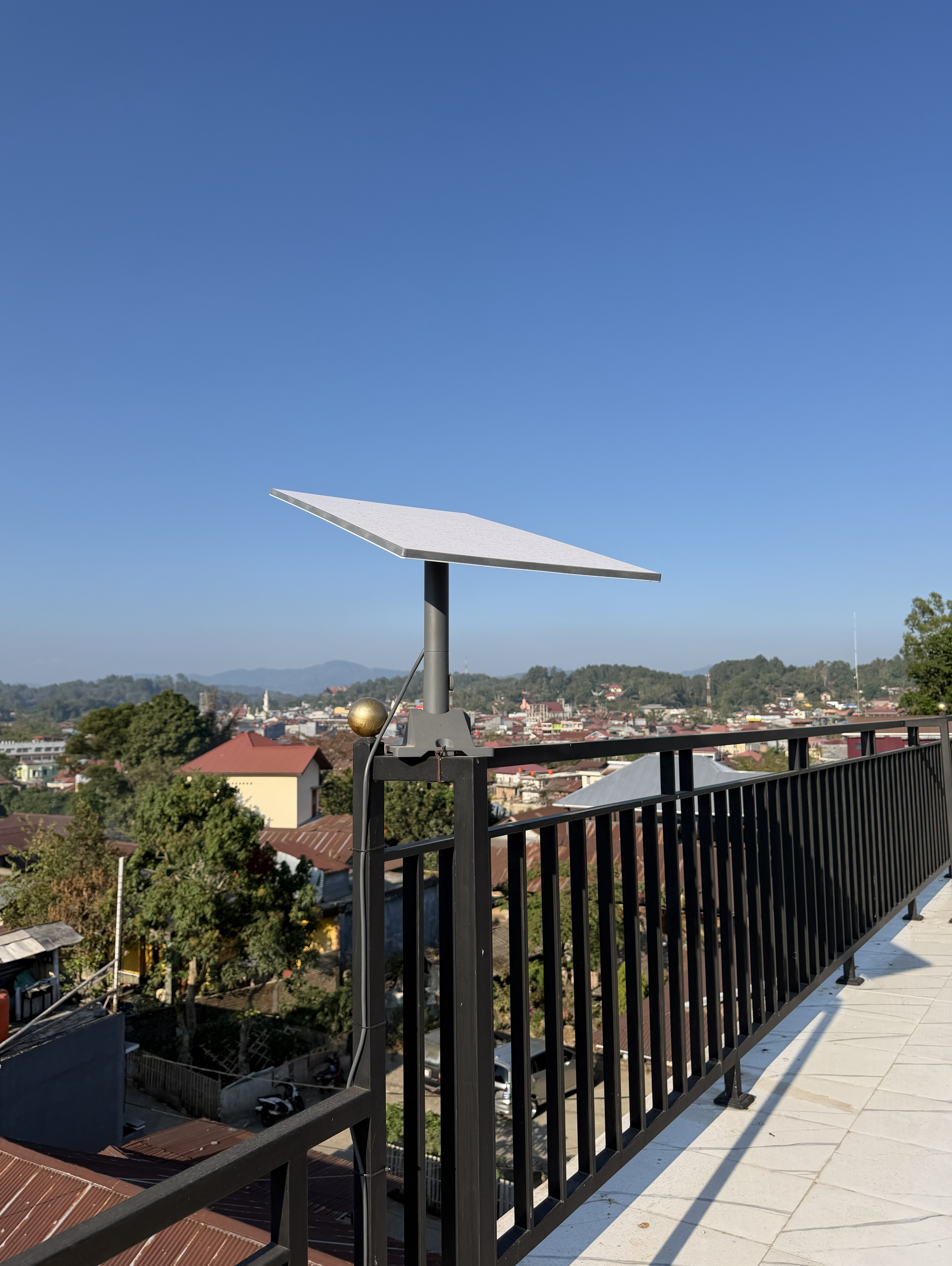 Antena Starlink di Rooftop